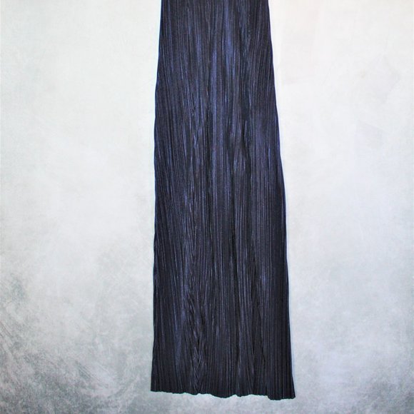 STYLESTALKER Plunging Neckline Crepe Maxi Dress - Picture 9 of 15